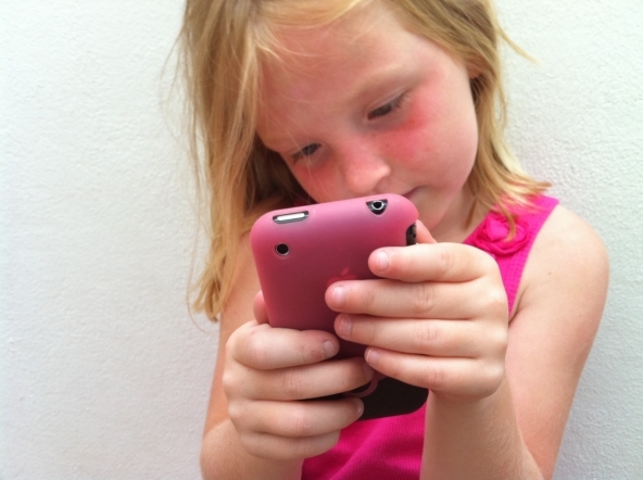 Cellulari e bambini: a che età è giusto regalare il primo telefono