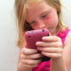 Cellulari e bambini: a che età è giusto regalare il primo telefono cellulare