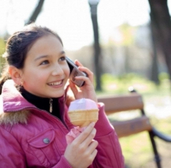 Cellulari e giovani: a sette anni già con il telefonino
