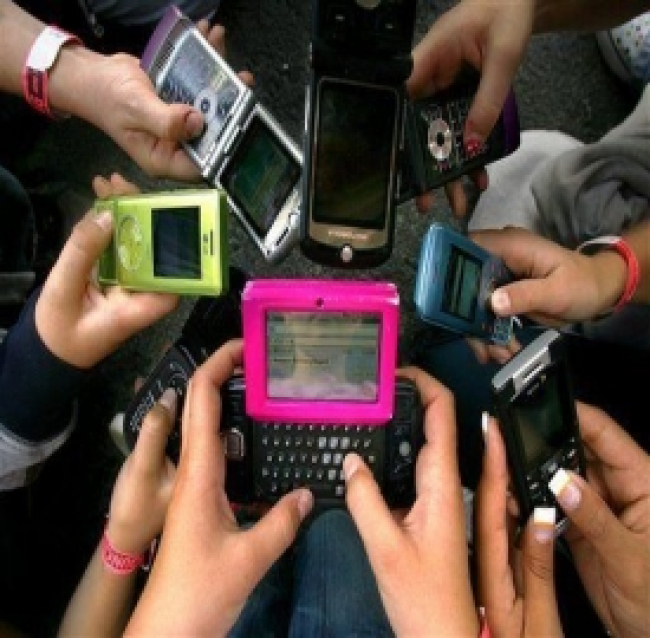 Cellulari mania: per 93 italiani su cento è irrinunciabile