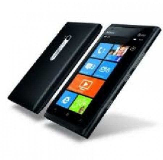 Cellulari: Nokia tenta il rilancio con il Nokia Lumia 900