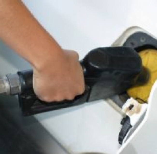 Costo assicurazione auto e caro benzina accrescono l'inflazione