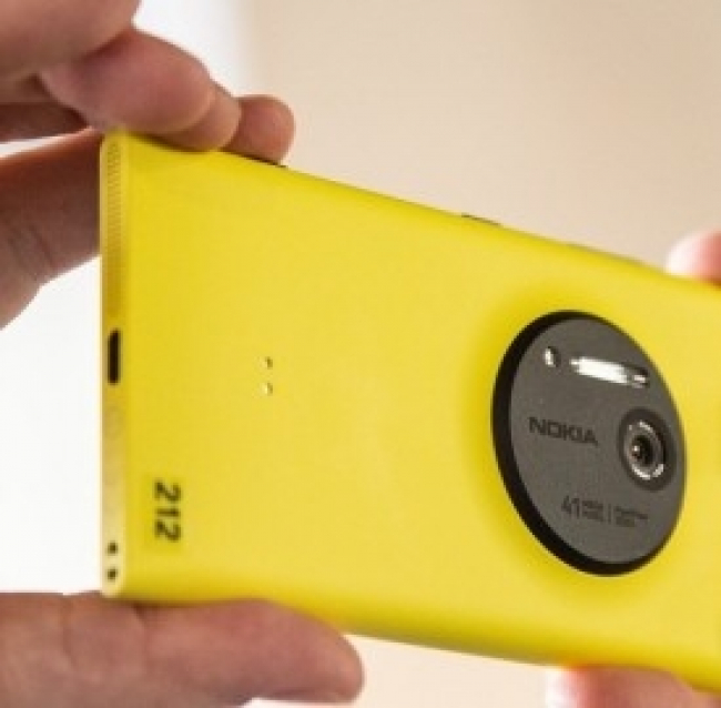 Promozione Nokia: voucher da 20 euro e Nokia Camera Grip gratis con lo smartphone Lumia 1020