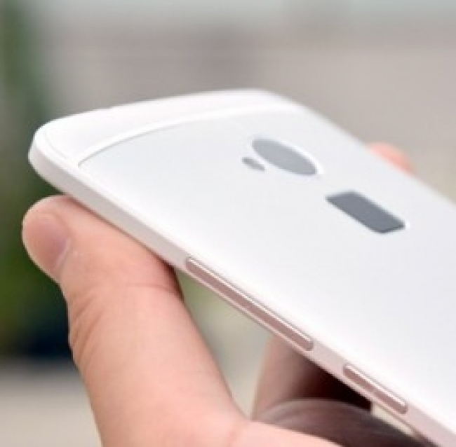 HTC One Max già disponibile sugli store online, pro e contro