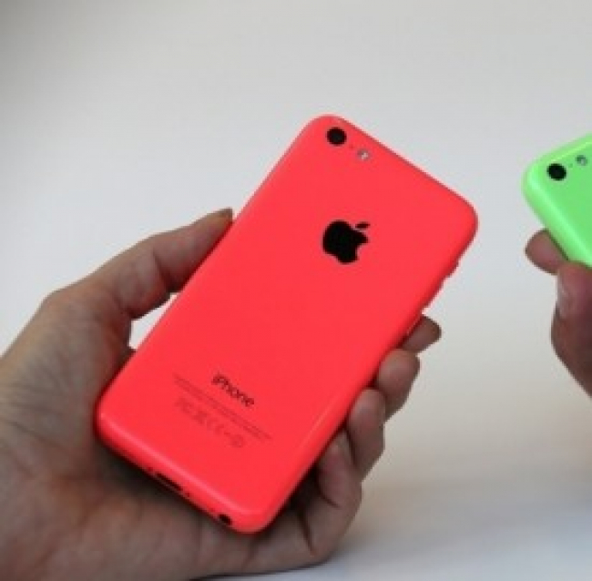 Iphone 5C: in 3 mesi venduti 2 milioni di smartphone Apple, acquisto preferito dalle donne