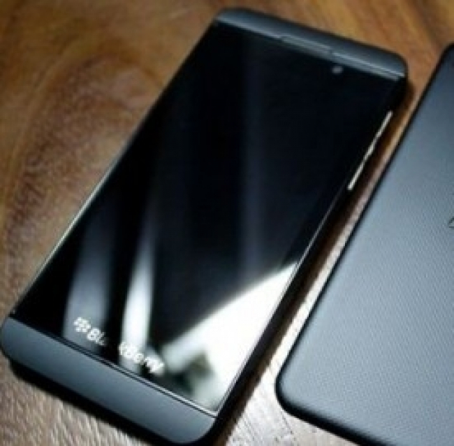 Blackberry Z10 in vendita a 699 euro, polemiche sul prezzo