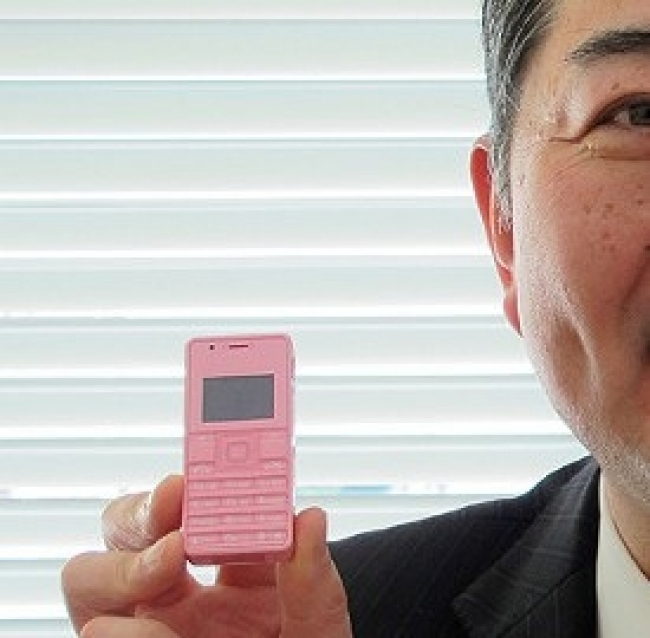 No Smartphone: arriva Phone Strap 2, Il cellulare più piccolo del mondo