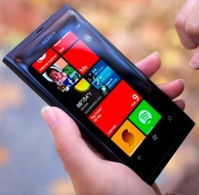Nokia Lumia 800: class action su Twitter, prezzo in discesa e arrivo di Windows Phone 8?