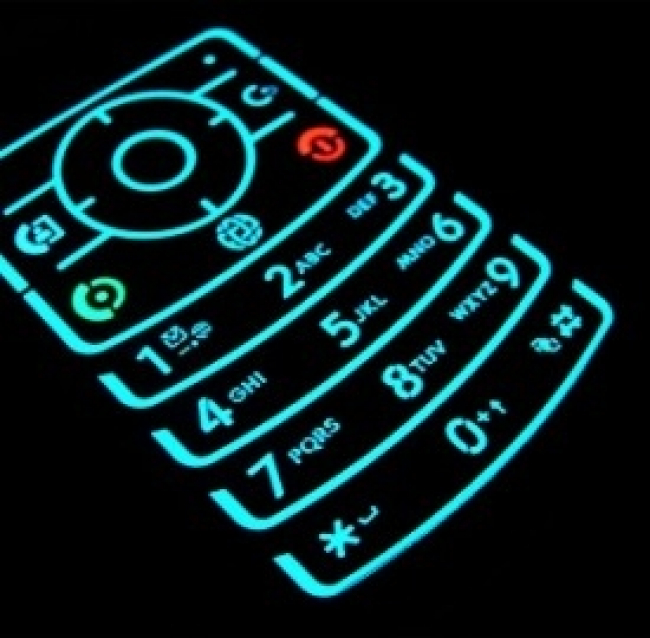Gli smartphone battono i cellulari e la messaggistica istantanea sorpassa gli SMS