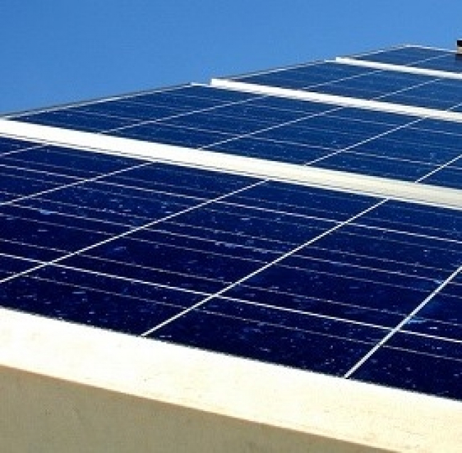 Energia pulita: ecco lo schermo che cattura i raggi solari e ricarica smartphone e tablet