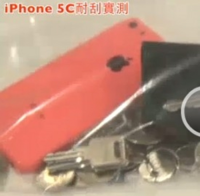 Il dorso di iPhone 5C in plastica per resistere a urti e graffi, idea Apple?