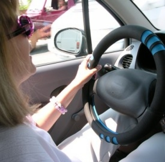 Donne al volante, un pericolo per il 37% degli italiani