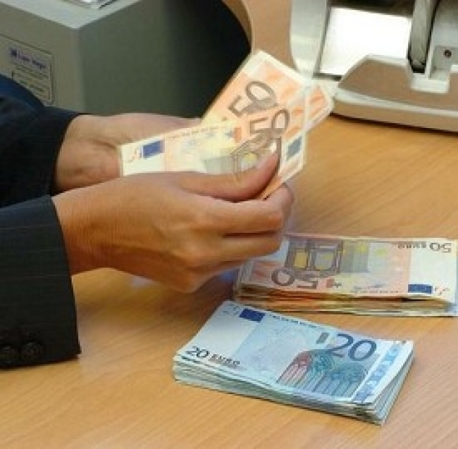 Costi dei conti correnti in calo, ma gli stessi consumatori potrebbero spendere meno