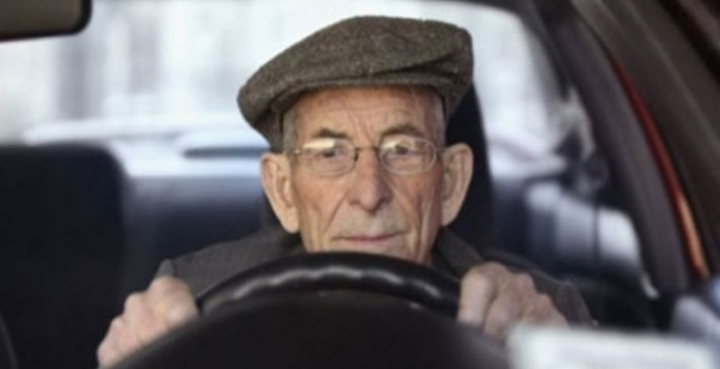 Rinnovo patente anziani: fino a che età si può guidare la macchina?
