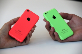 Iphone 5C: in 3 mesi venduti 2 milioni di smartphone Apple, acquisto preferito dalle donne